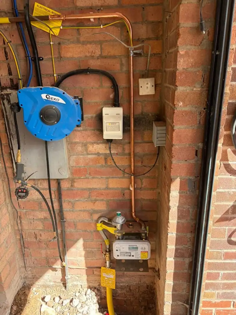 Gas meter with regulator and electrical bonding, checked for a safety certificate
